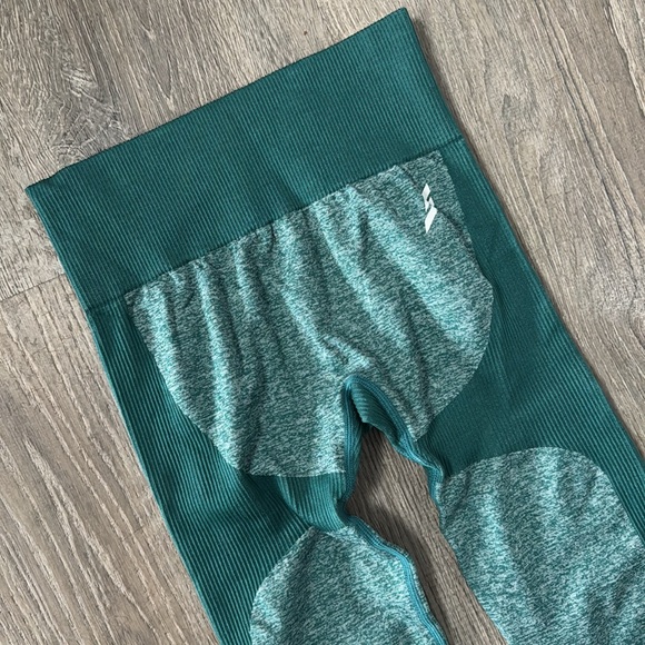 NWT Doyoueven Teal-ish color IMPACT seamless workout pants - Picture 3 of 5